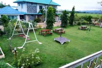 Hueanwaddkhian Resort Hotels near Wat Na Kluea Thong