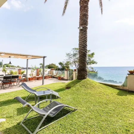 GuestHost - Penelope Seaview Apartment