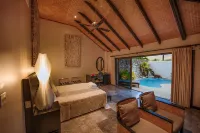 Crown Beach Resort & Spa - Pool