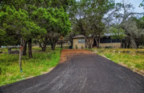 Charming 3-bedroom cabin with WiFi, AC in serene Wimberley