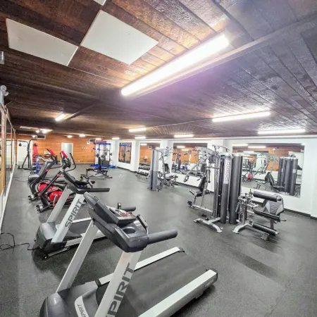 Crestwood Hotel