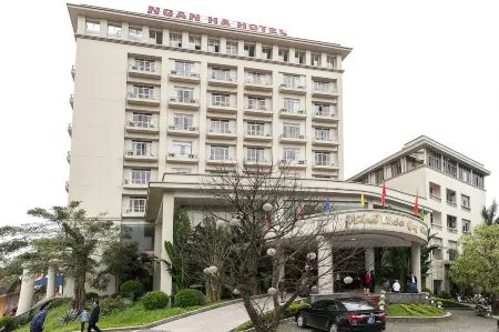 Ngan HA Hotel Отели в г. Хатинь