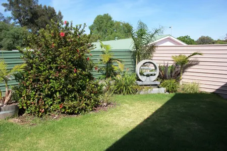 Port Vincent Motel & Apartments Отели в г. Ардросан