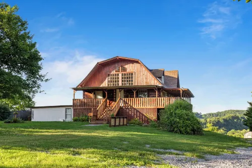 Hillbilly Highrise Hotels in Sevier County