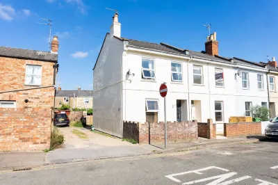 Comfy, 2 Bed House, Sleeps 6 with Garden and Free Parking in Cheltenham Hotels in 