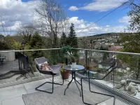 Artsy Retreat - Sleeps 6 Free Parking & Balcony