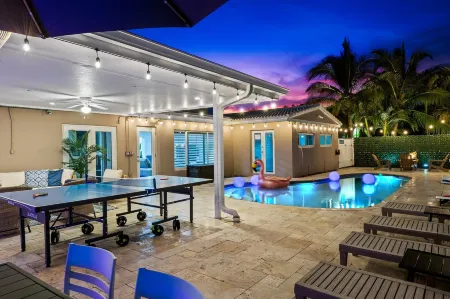 6 Br with Heated Pool Close to Beach