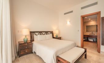 Go Away to This Charming Apt at Sublime w Private Jacuzzi Included