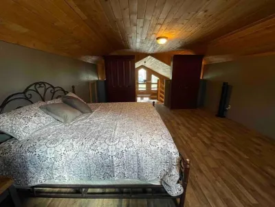 Make memories at our unique & family/pet-friendly log home in historic Ft Benton