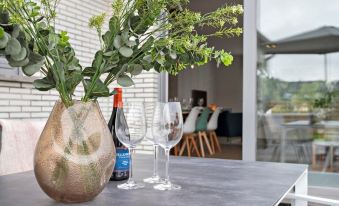 Huswell - Spacious Bungalow with Garden Near the Beach & Sea