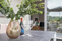 해변 근처의 넓은 방갈로와 정원