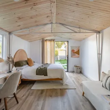 Sol Coastal Retreat - Outdoor Spa and Sauna Отели рядом с достопримечательностью «Розбад Кантри Клаб»