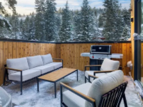 Parkview Mountain House Luxury Ski Home w/ Hot Tub Near Trails & Downtown Hotels in Summit Park