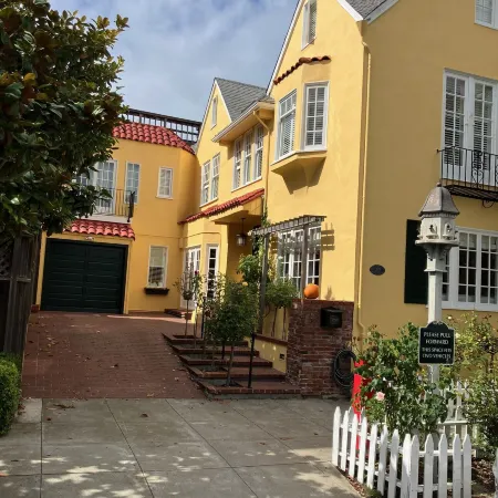 My Rosegarden Guest Rooms Отели рядом с достопримечательностью «Ресторан The Cliff House»