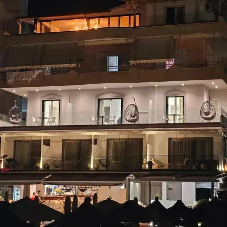 Ares Beachfront Luxury Rooms Отели рядом с достопримечательностью «Mango Beach»