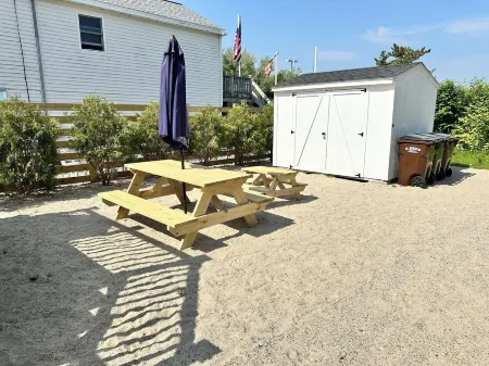 Sandy Toes  Salisbury Beach Cottage Отели рядом с достопримечательностью «Pines Camping Area»