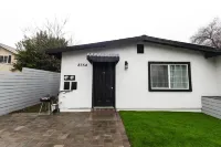 Private Outdoor Space and Spacious Living Area - Exotic Charming Retreat