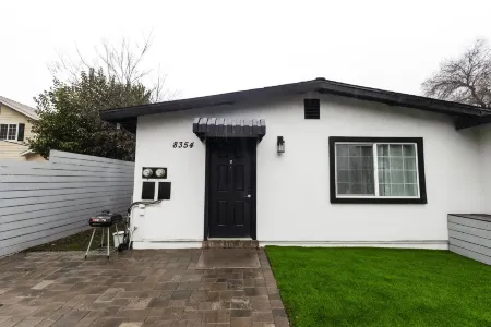 Private Outdoor Space and Spacious Living Area - Exotic Charming Retreat