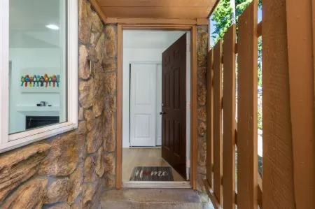 Comfy Stay in Bellevue Parking Included