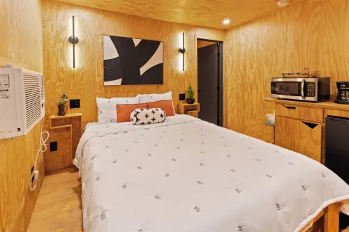 Unique "NEW" Studio Retreat - Hot Tub - Mins to Downtown, PHX Airport & ASU