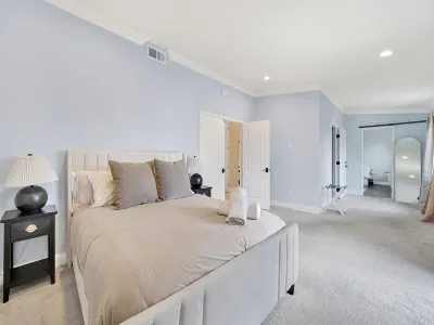 Luxury Family Villa, Heated Pool, Spa, Outdoor Kitchen, BBQ, Disneyland, Beaches