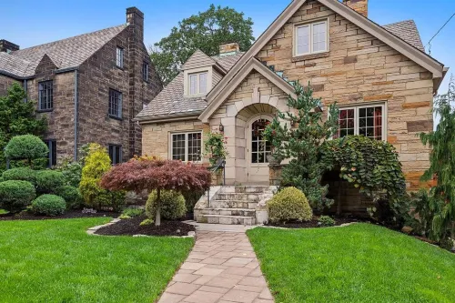 Hot Tub, Fire Pit, Koi Pond and Landscaped Gardens - Charming Historical Oasis Hotel a McCandless Township