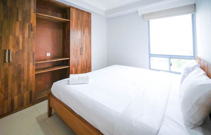 Homey 2Br with Extra Room at Taman Beverly Apartment
