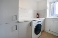 Modern 5 BED-2 BATH Apartment