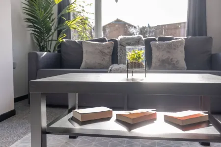 Modern 3 Bed House-Free Parking Отели рядом с достопримечательностью «Azure Garden Centre & Cafe»