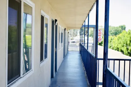 Red Carpet Motel by Ontario Отели в г. Апланд