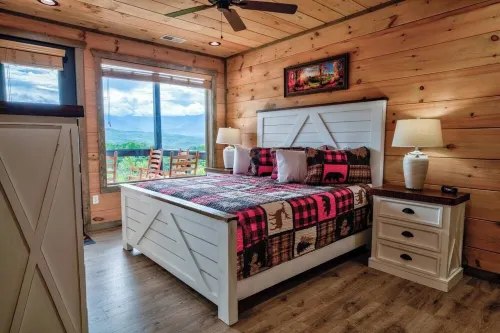 Incredible Mountain Views, 5 King Suites w/Balconies, 3 Fire Pits, Hot Tubs