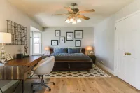 CHARMING 3 BEDROOM LAKE FRONT HOUSE WITH FAST WIFI IN DISCOVERY BAY