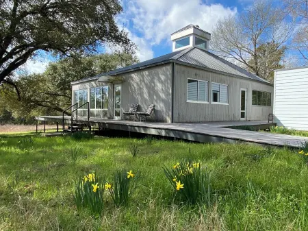 Hidden Gem on the prairie, a house of light and ease