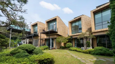 Taean Bohemia Village Pension Отели рядом с достопримечательностью «Kkotji Beach»