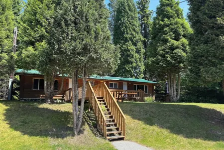 Kitimat Lodge Отели в г. Китимат