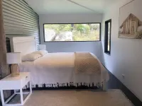 7 minutes from Wollombi town, 5 acre property with cozy house and separate barn.