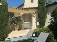 Architect's villa in Luberon pine forest 10 pers Hotels in Cavaillon