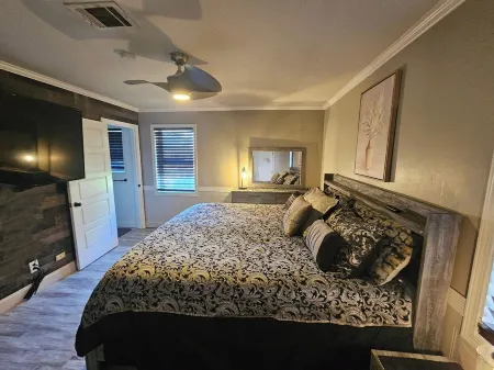 Charming 3-bedroom,2 bath house, Wifi, outdoor space, grills, washer and dryer