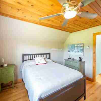Luxury Water View Home With 2 Living Spaces, Hot Tub & Access To River Rooms