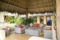 200 ft Oceanfront, Sleeps 18, Private Cook Service, Swim up bar, jacuzzi Hotel di Compostela