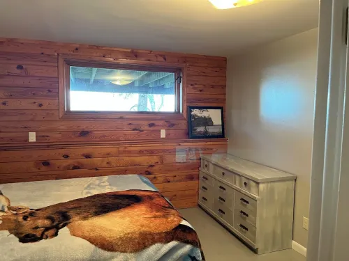 Family vacation or a crafting weekend in this quiet family home with lake views.