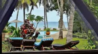 Monkey Beach House, Beachfront, Ocean Views,  Shared Pool, Staff Provided Отели в г. Мсамбуэни