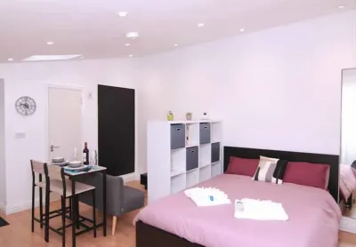 Cosy Studio: Kitchen, Parking, 10' walking to Town