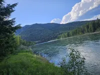 Beautiful RIVERFRONT studio apartment close to Glacier National Park!