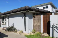 McCrae beach Villa on Wattle Place, a 5 mins walk to the beach Hotels in McCrae