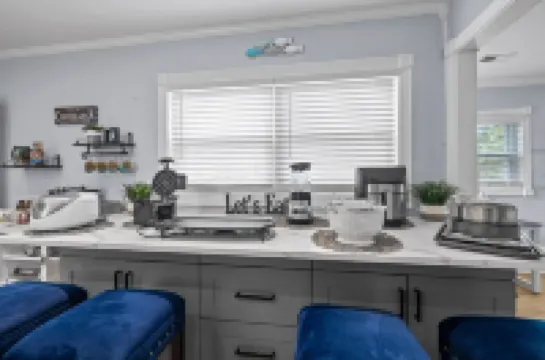 WATERFRONT*SEMI-PRIVATE BEACH*KING BD* DUAL DESK WORKSTATIONS* BLAZING FAST WIFI