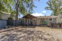 Water Front Lake Cabin Pet Friendly and FREE Paddle Boat and Kayaks!
