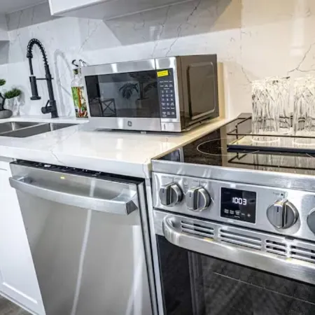 Elegant Two Bdr. Basement Apartment with Private Entrance Отели в г. Брамптон