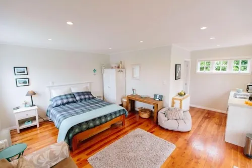 Delightful elevated sunny S/C Studio