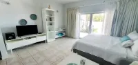 Tropical Oasis w/  pool, gym, king bed, wifi, AC & walk  to restaurants & beach